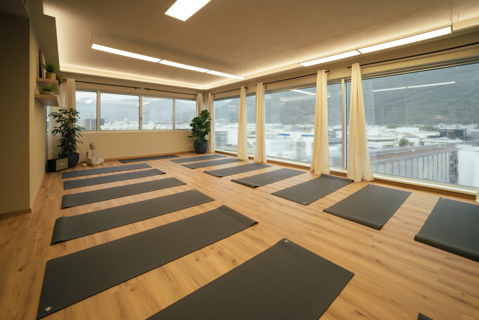 Ruhiger Yoga-Raum bei beyond mit vorbereiteten Matten und Blick auf die Berge.