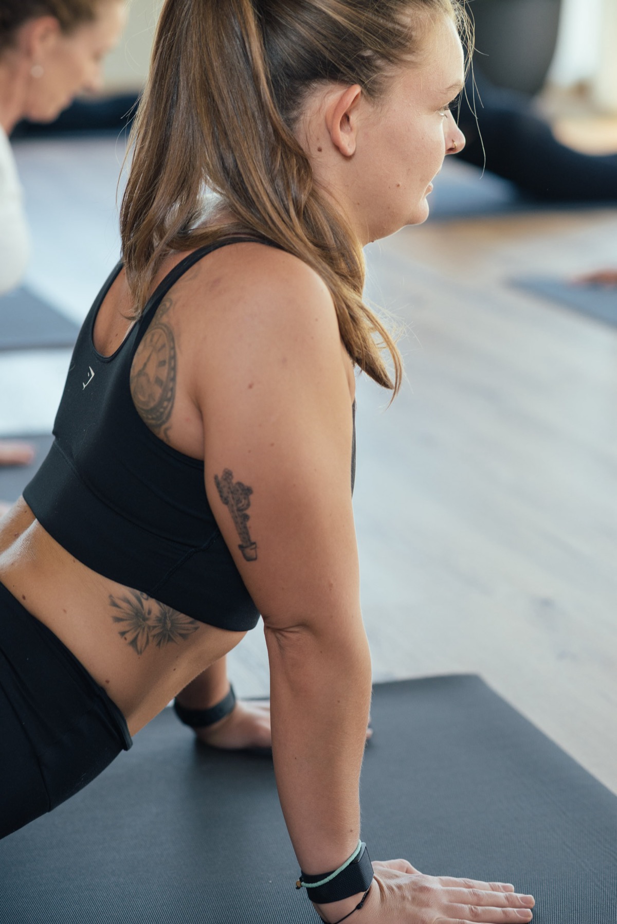 Frau in einer ruhigen Mobility-Position bei beyond.