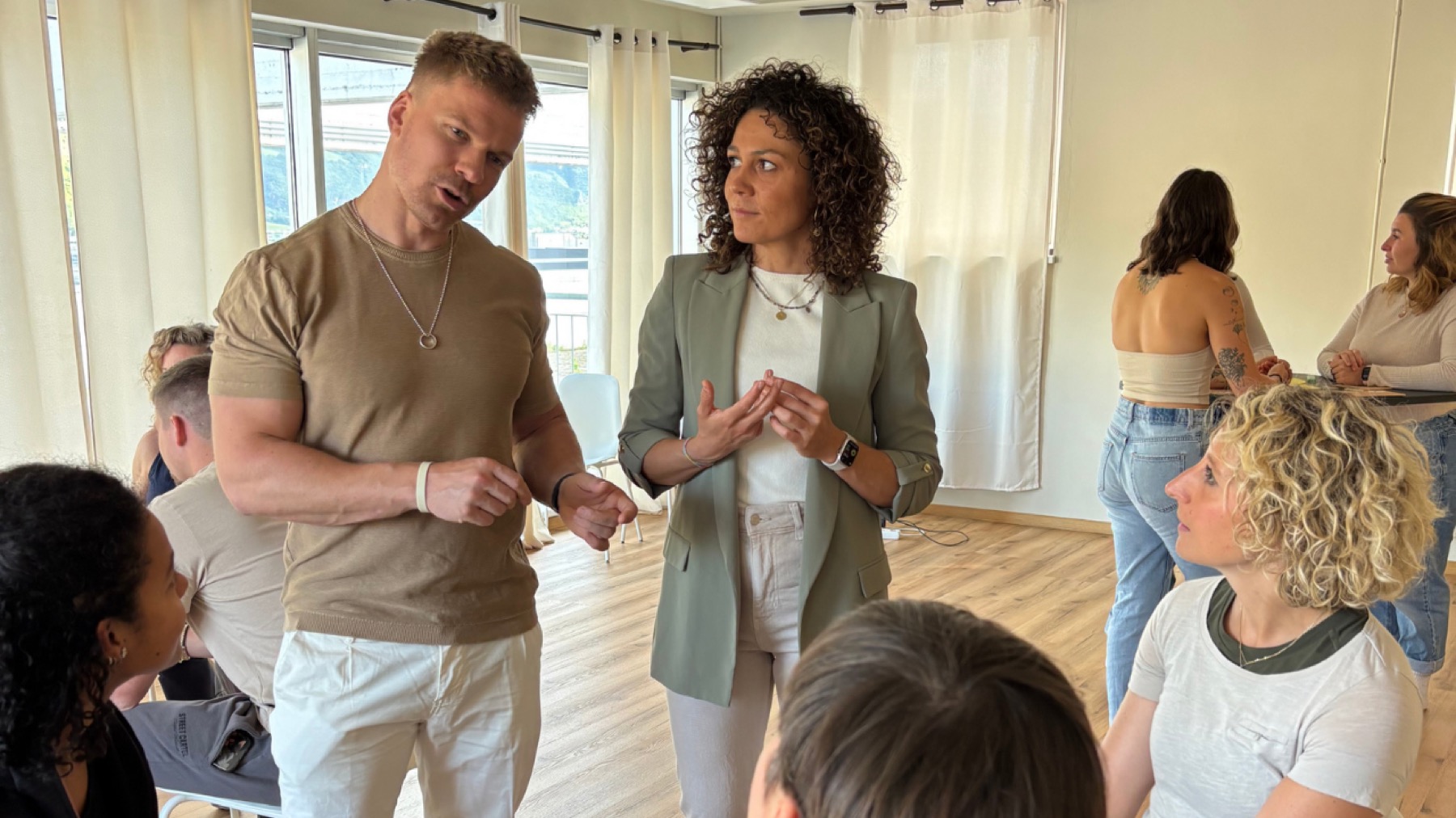 Fabian und Johanna im Gespräch mit Teilnehmenden während eines Workshops der beyond academy.