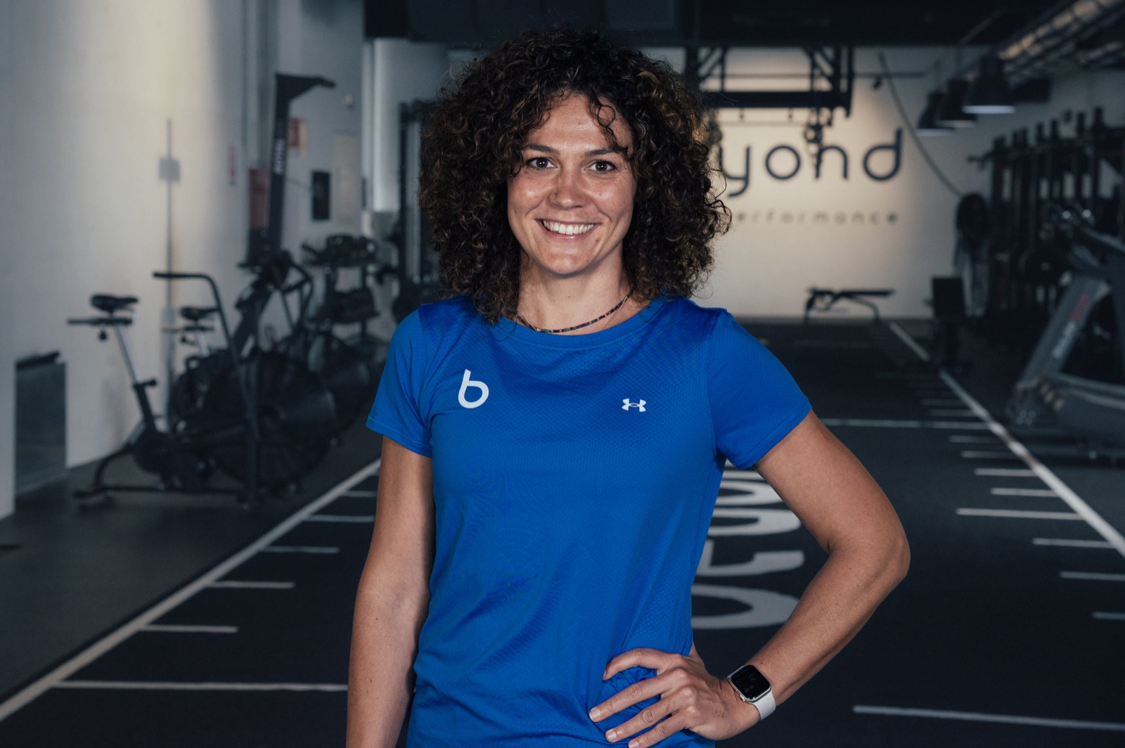 Johanna Fischer, Coach bei beyond in Bozen, lächelt in die Kamera.