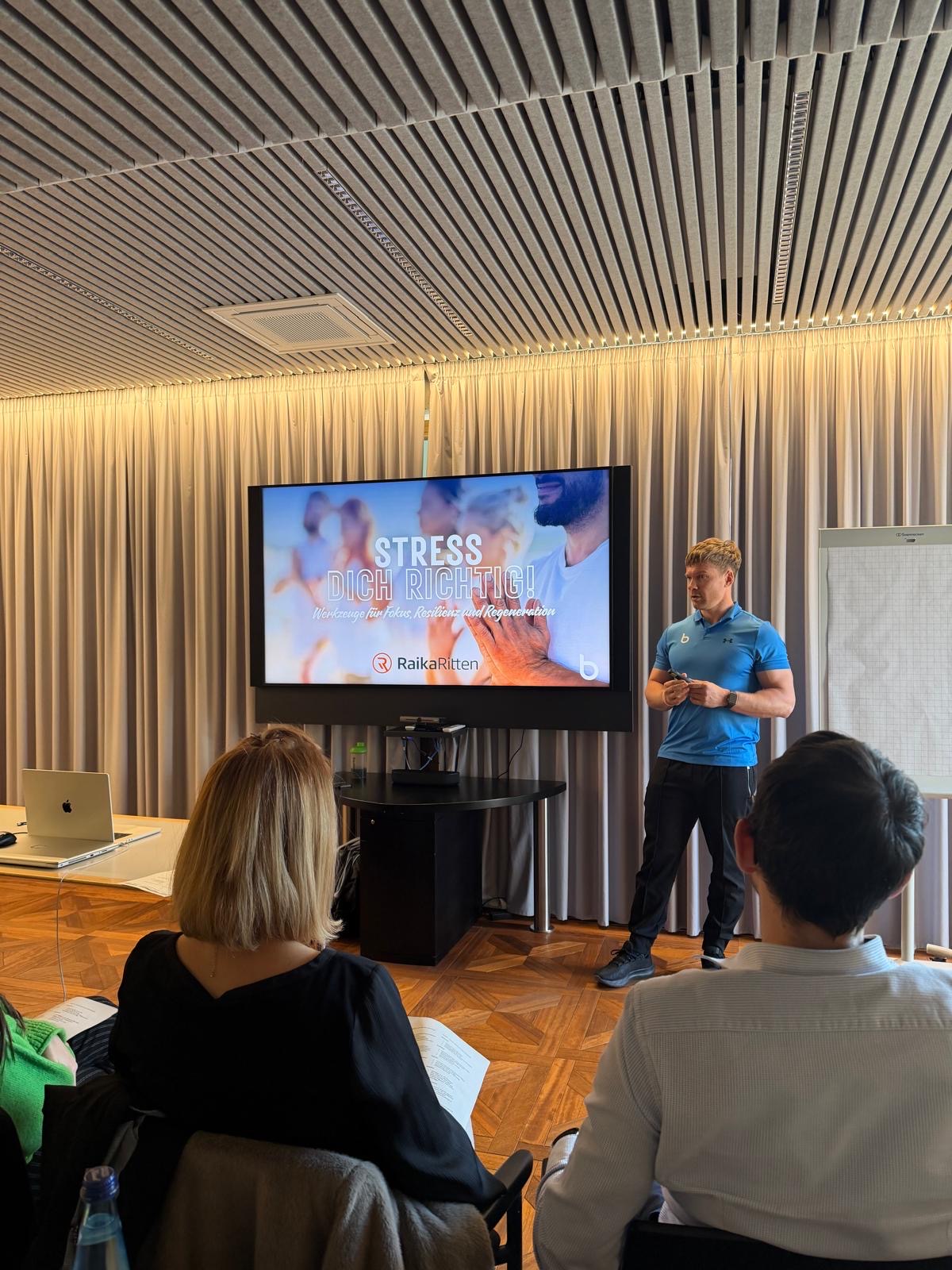 Fabian hält einen Workshop zum Thema Stressregulation vor Publikum.