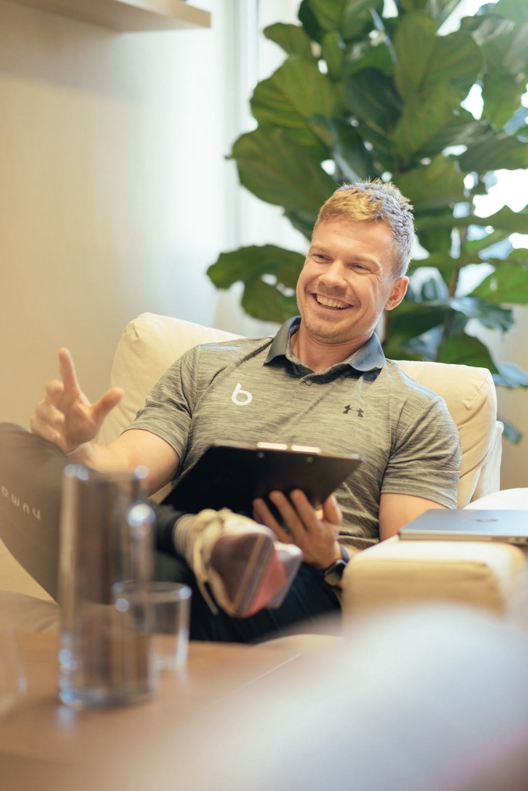 Entspanntes 1:1-Coaching-Gespräch mit Fabian in ruhiger Atmosphäre.