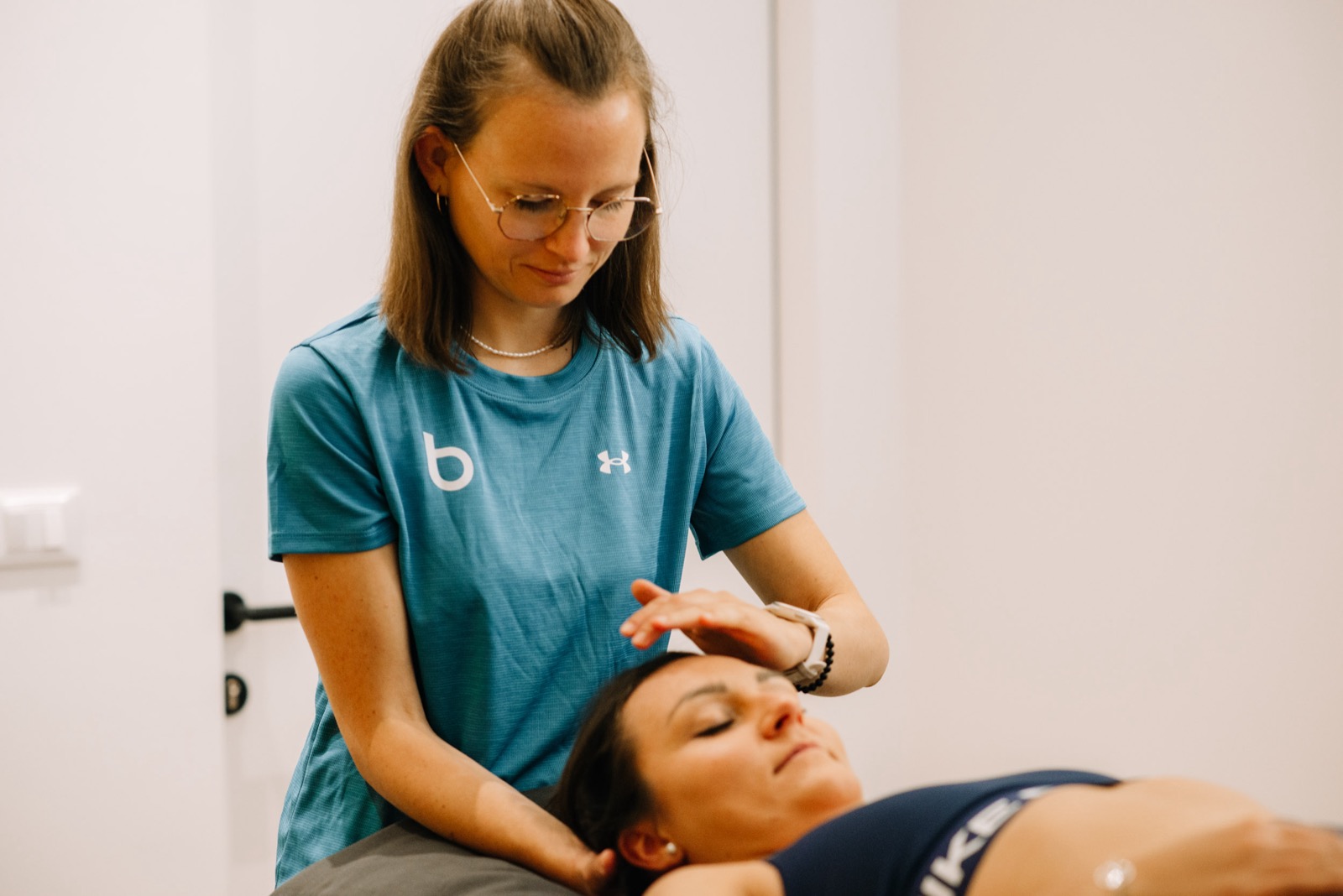 Behutsame, hands-on Behandlung bei beyond – ruhiges, aufmerksames Vorgehen bei langanhaltenden Beschwerden.