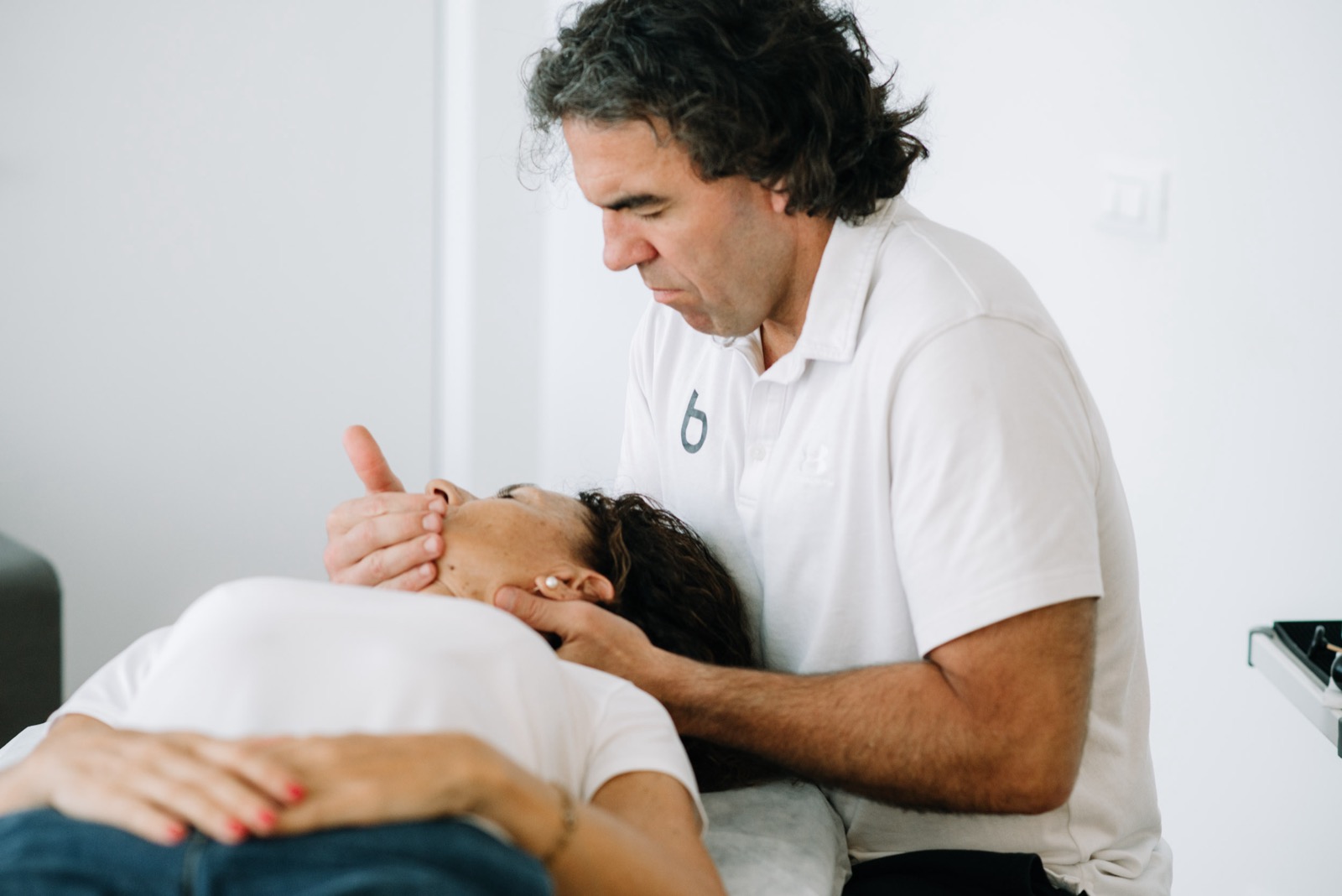Physiotherapeut behandelt ruhig und gezielt den Rücken – du bist in erfahrenen Händen.