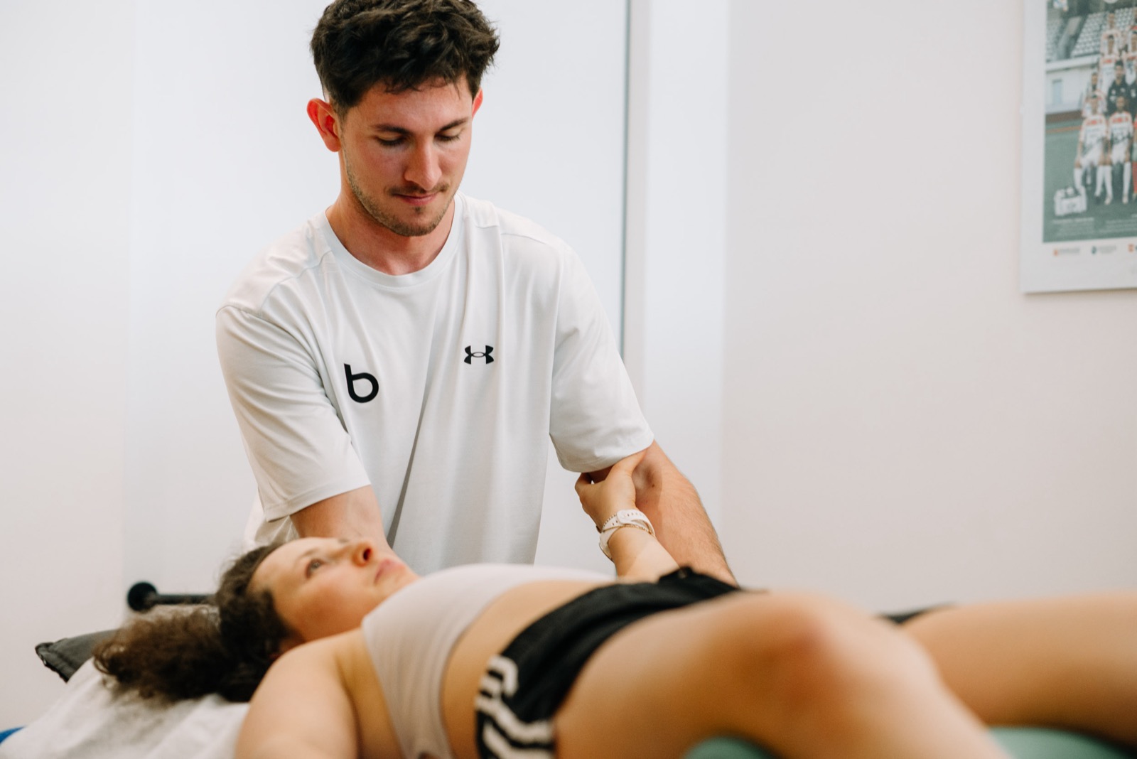 Physiotherapeutische Mobilisation von Schulter und Arm bei beyond.