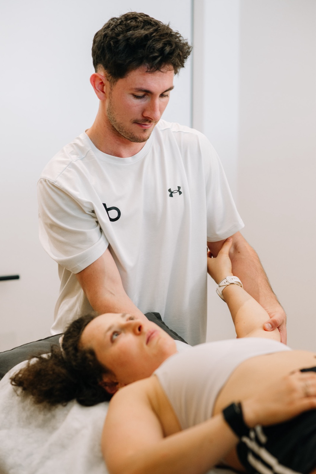 Physiotherapeutische Mobilisation von Schulter und Arm bei beyond.
