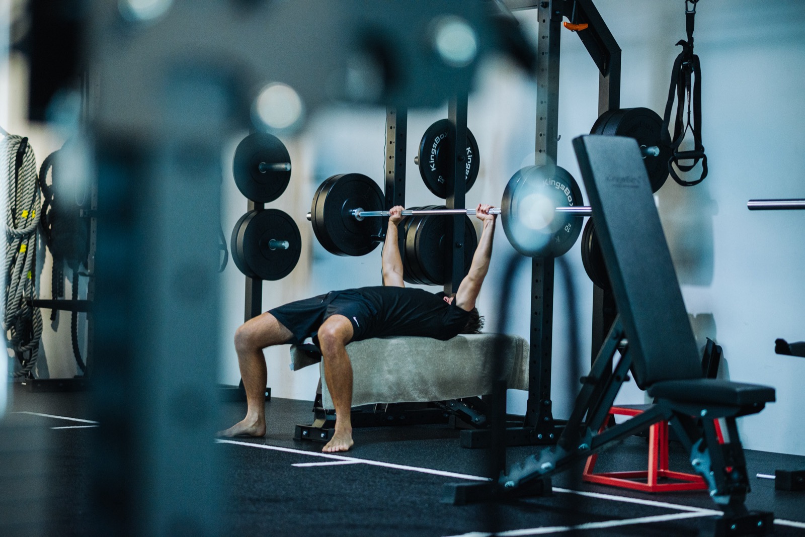 Person trainiert eigenständig und fokussiert im Open Gym bei beyond.