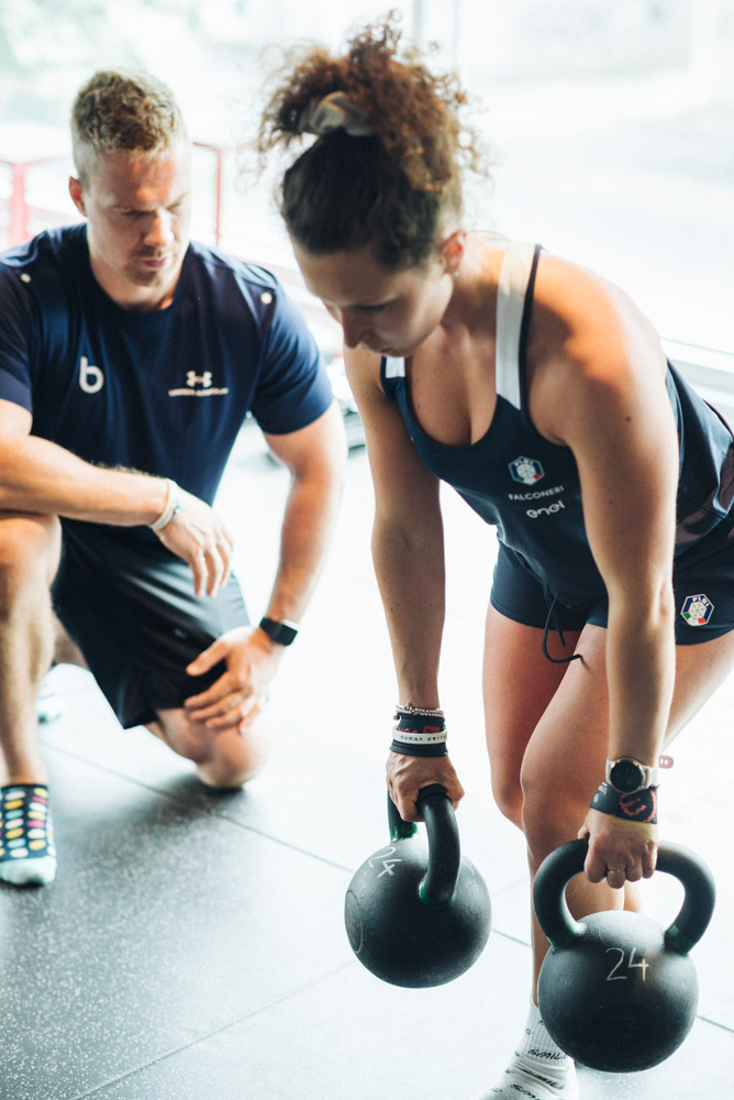 Coach begleitet eine Person eins zu eins beim Training bei beyond.