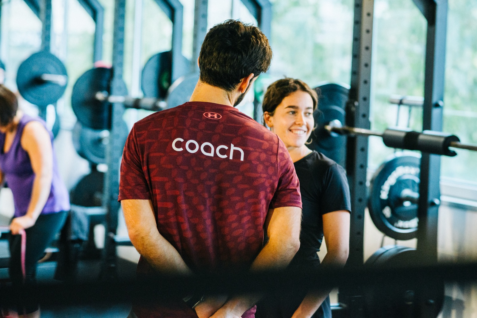 Trainierende und Coach lachen gemeinsam nach der Einheit bei beyond – Gemeinschaft, die trägt.