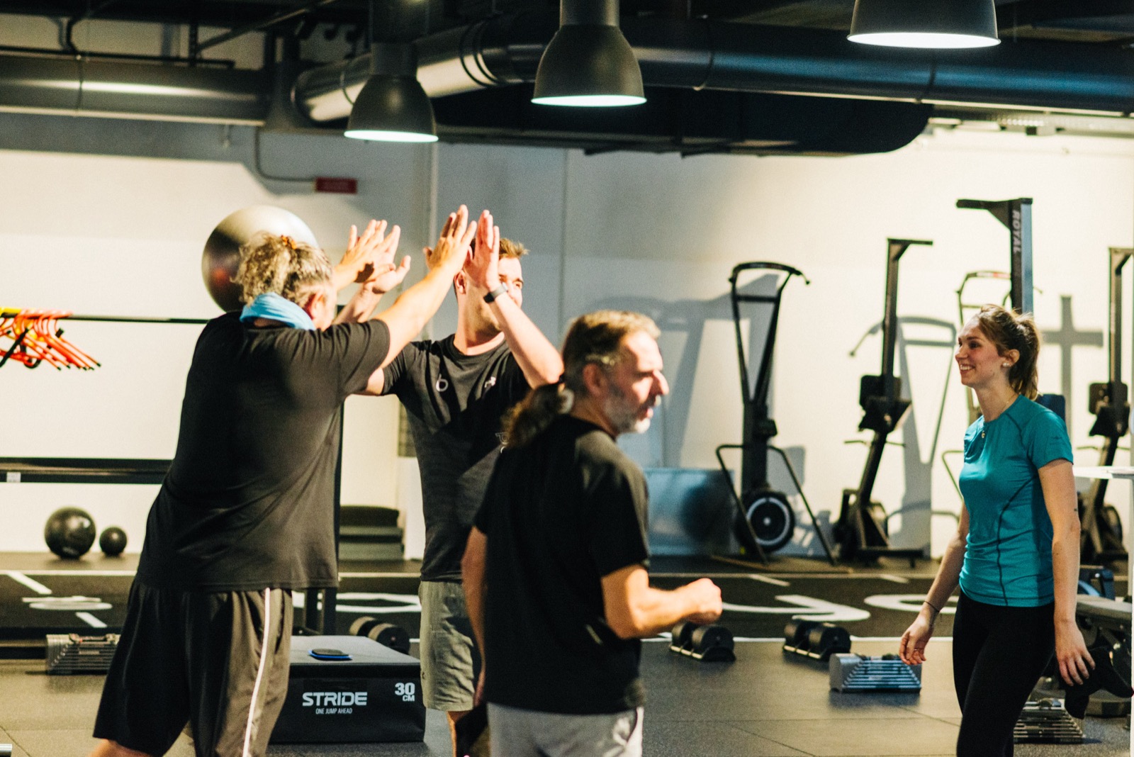 High Five im Gruppentraining bei beyond – geteilte Motivation und Erfolgsmomente.