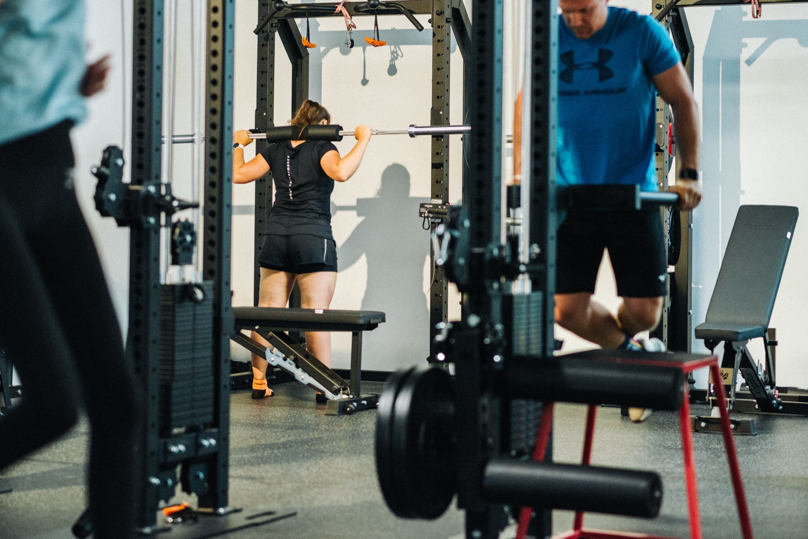 Person trainiert konzentriert und selbstbestimmt im Open Gym bei beyond.
