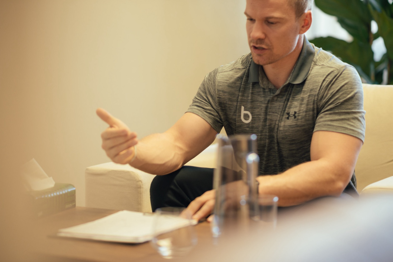 Coach begleitet eine Person eins zu eins beim Training bei beyond – volle Aufmerksamkeit und Vertrauen.